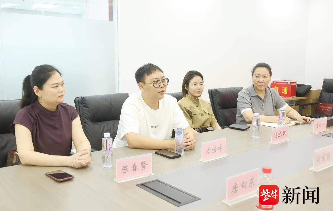 我们将筛查, 身穿红色